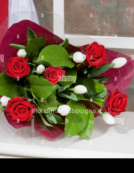 BOUQUET DI TULIPANI E ROSE ROSSE